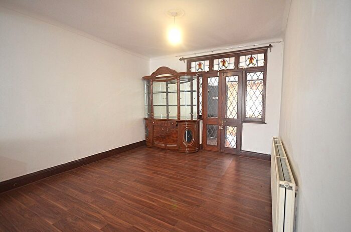 3 Bedroom Terraced House To Rent In Netherfield Gardens, IG11