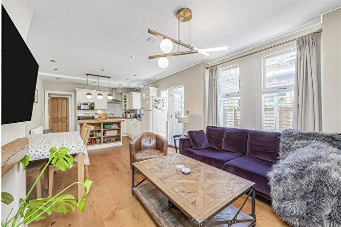 3 Bedroom Maisonette For Sale In Weir Road, SW12