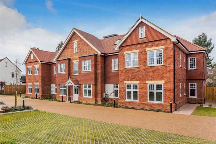 2 Bedroom Flat To Rent In Gresham Gardens, Oxted, Surrey, RH8