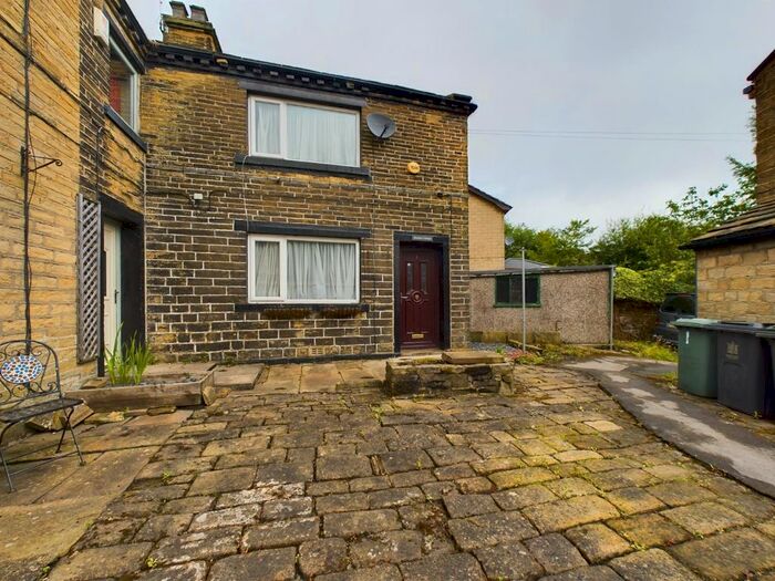 2 Bedroom Property To Rent In Foster Square, Denholme, Bradford, BD13