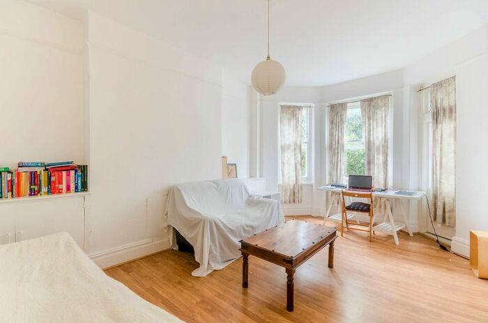 3 Bedroom Flat To Rent In Elms Crescent, Abbeville Village, London, SW4
