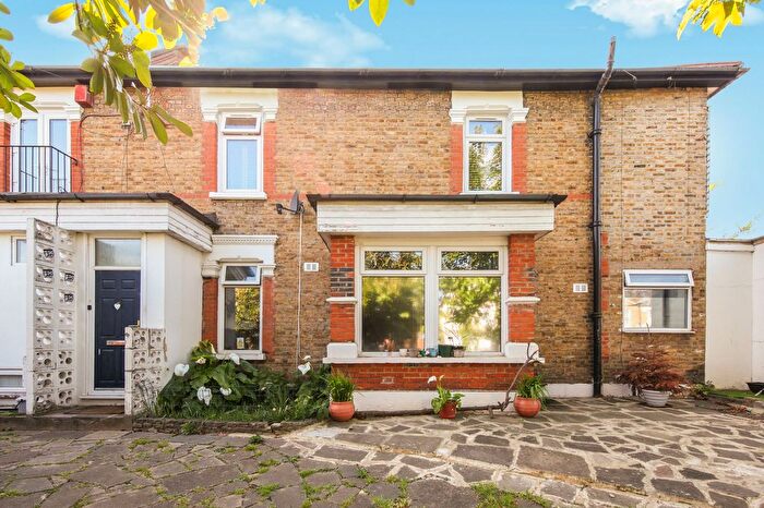 2 Bedroom Flat For Sale In Lytton Road, Upper Leytonstone, E11