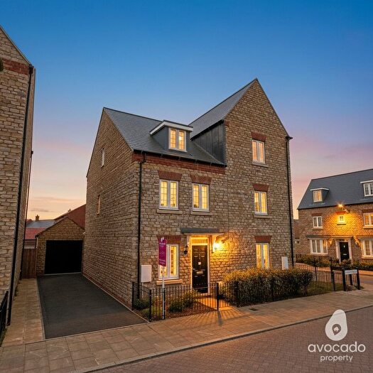 4 Bedroom Semi-detached House For Sale In Stockton Road, Bicester, OX26