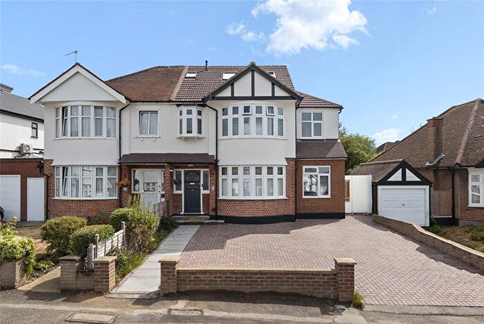 Studio To Rent In Woodside Close, Surbiton, KT5