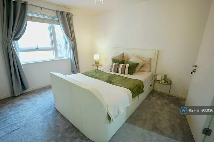 2 Bedroom Flat To Rent In Compass House, London, E1W