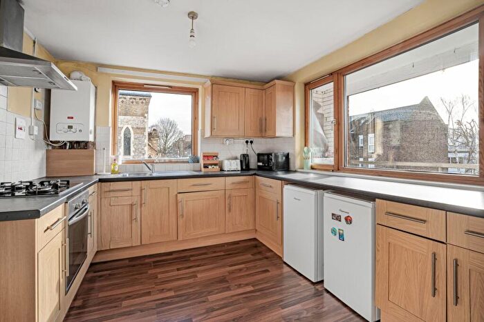 3 Bedroom Flat To Rent In Chalbury Walk, Wynford Estate, Angel, N1