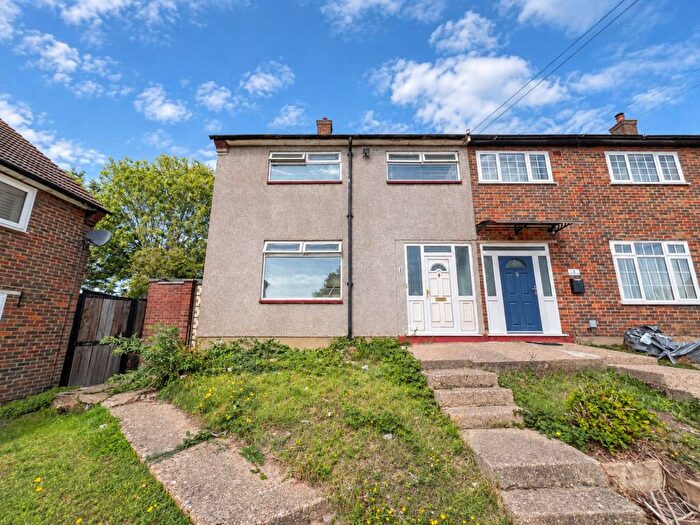 3 Bedroom Terraced House For Sale In Dunstable Road, Romford, RM3