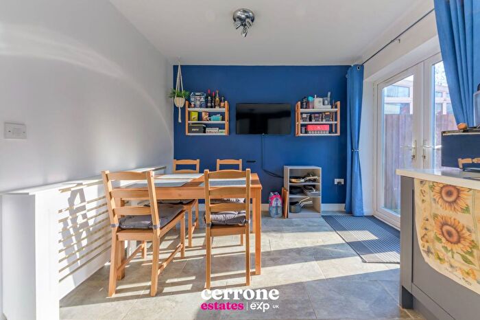 3 Bedroom End Of Terrace House For Sale In Hedgerow Close, Greenlands, Redditch, B98