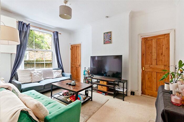 3 Bedroom Flat To Rent In Stapleton Road, London, SW17