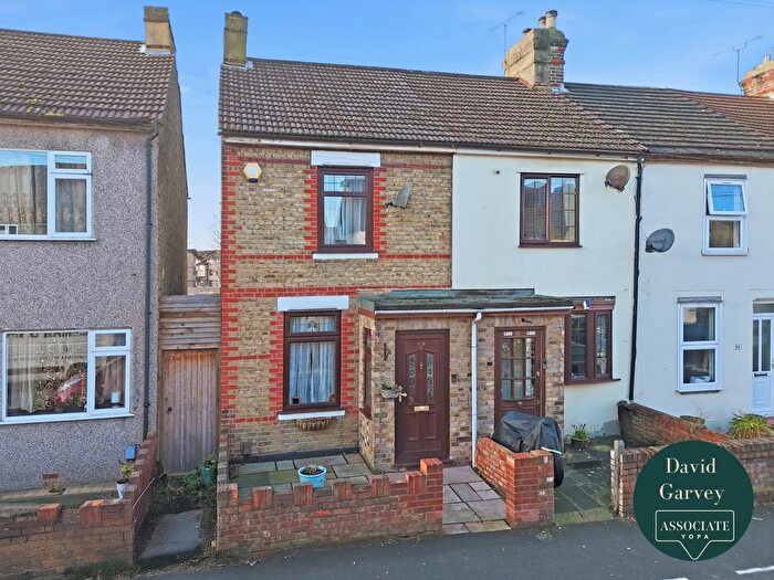 2 Bedroom Detached House For Sale In Cowper Road, Rainham, RM13