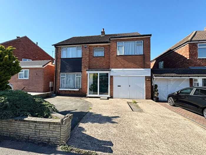 4 Bedroom Detached House For Sale In Leafield Road, Solihull, B92
