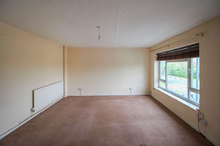 2 Bedroom Flat To Rent In Masons Parade, Goffs Oak, EN7
