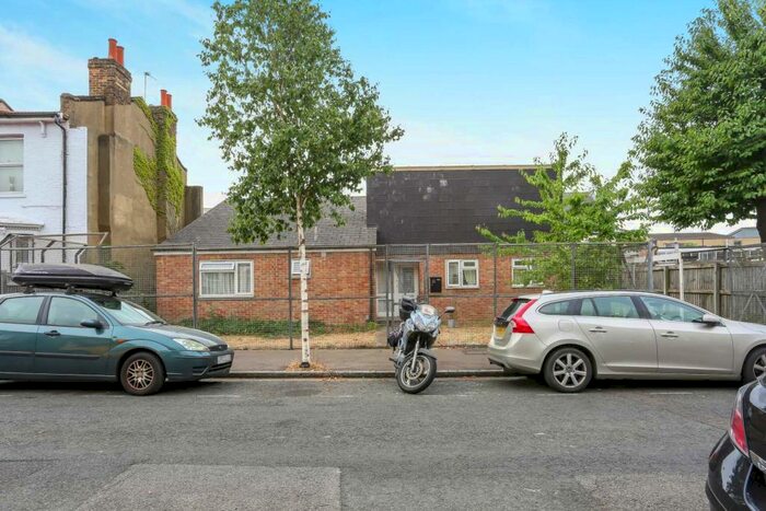 3 Bedroom House To Rent In Walsingham Road, Clapton, E5