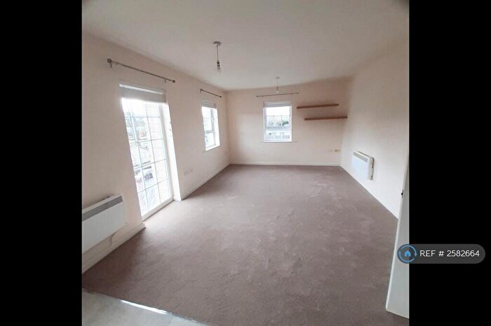 2 Bedroom Flat To Rent In Gale Close, Rochdale, OL15