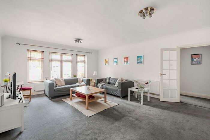 2 Bedroom Apartment To Rent In Myrtleside Close, Northwood, HA6