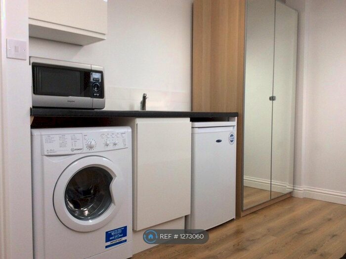 Studio To Rent In Russell Lane, London, N20