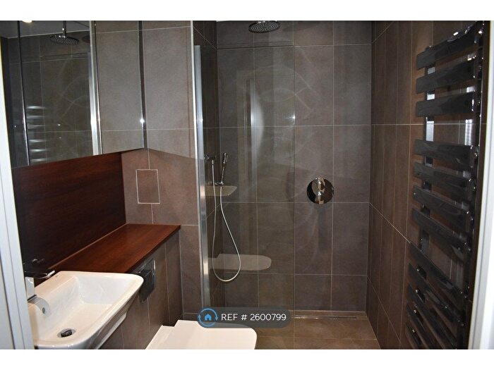 2 Bedroom Flat To Rent In Bach House, London, SW8