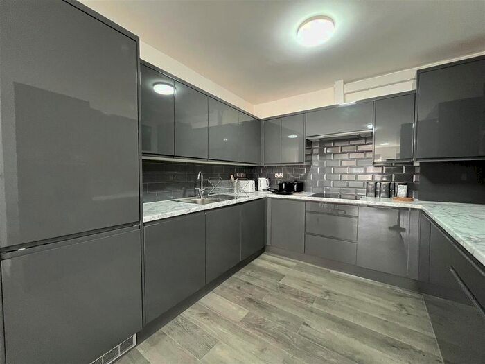 2 Bedroom Flat To Rent In Bow Road, London, E3