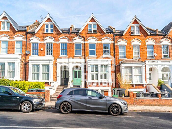 3 Bedroom Flat To Rent In Bed Flat, Endymion Road, Finsbury Park, London, N4