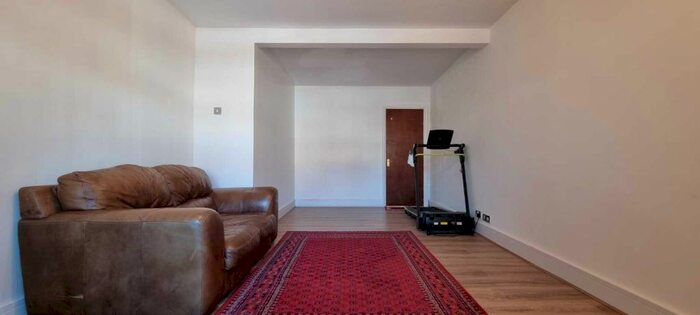 5 Bedroom Semi-Detached House To Rent In Derwent Drive, Hayes, UB4