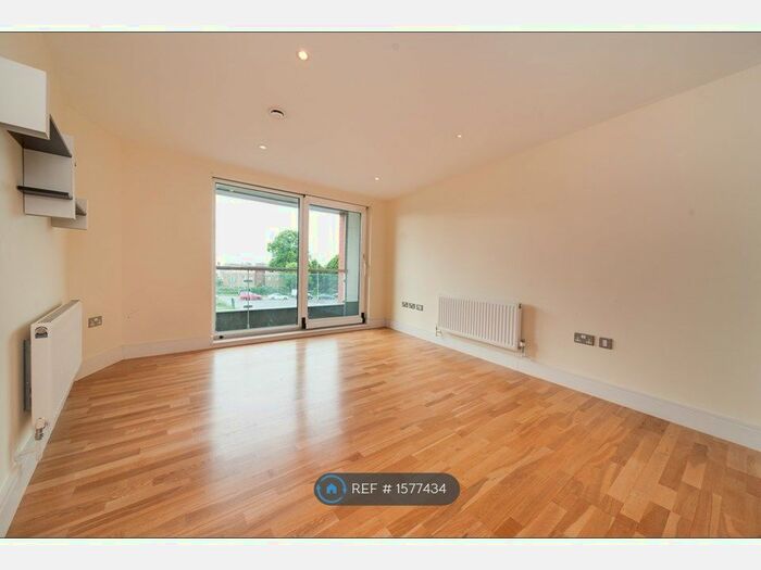 3 Bedroom Flat To Rent In High Road, Ilford, IG1