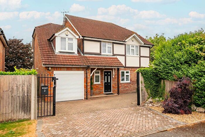 4 Bedroom Detached House For Sale In Pilgrim Close, Park Street, St. Albans, Hertfordshire, AL2