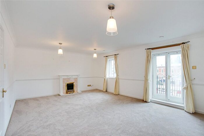 2 Bedroom Flat To Rent In Russell Road, Kensington, London, W14