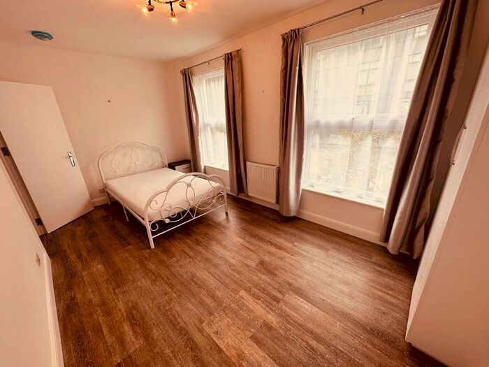 3 Bedroom Flat To Rent In Sussex Way, London, N7