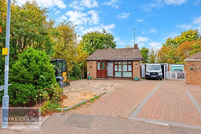 2 Bedroom Detached Bungalow For Sale In Dysons Close, Cheshunt, EN8