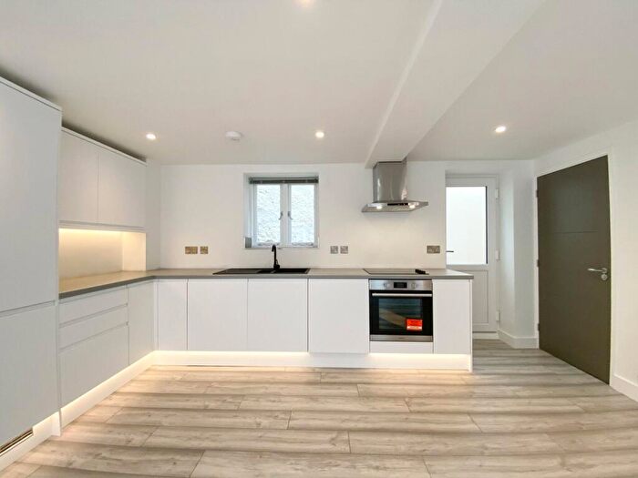 2 Bedroom House To Rent In High Street, Witney, OX28