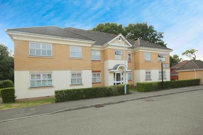 2 Bedroom Flat To Rent In Hurworth Avenue, Slough, SL3
