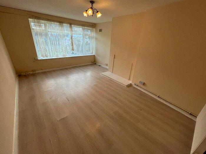 2 Bedroom Flat To Rent In Seaford Road, Enfield, EN1