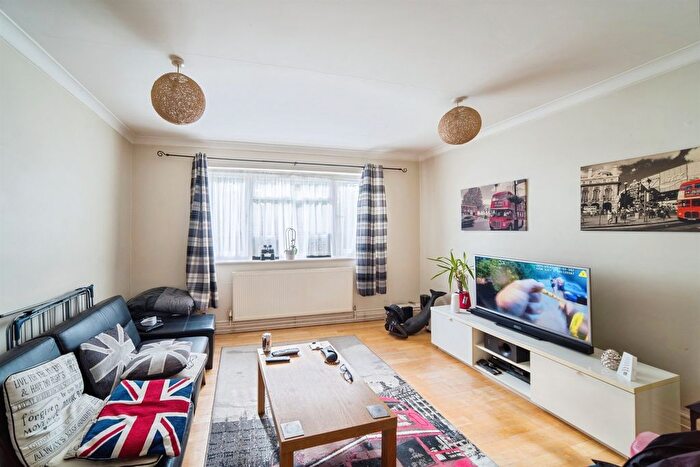 1 Bedroom Flat For Sale In St. Lawrence Way, Bricket Wood, St. Albans, AL2