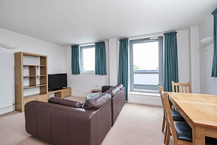 2 Bedroom Flat To Rent In Cable Street, Wapping, London, E1W