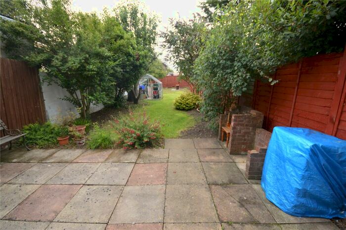 3 Bedroom Terraced House For Sale In Runfold Avenue, Luton, Bedfordshire, LU3