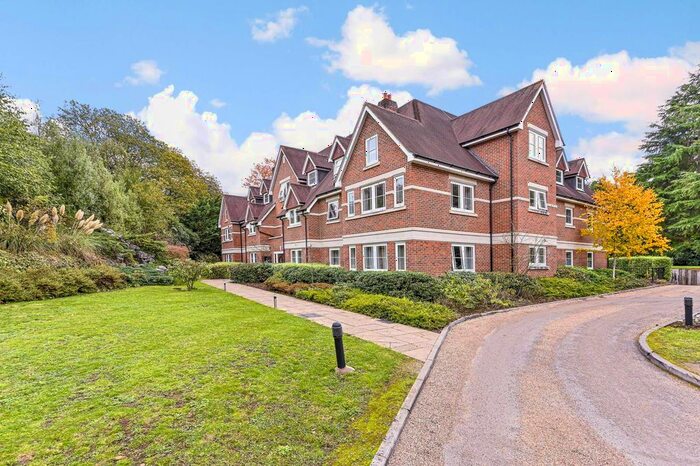 2 Bedroom Flat To Rent In Lakewood, Fairmile, Esher, KT10