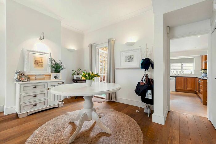 2 Bedroom Flat To Rent In Burnthwaite Road, Fulham, London, SW6