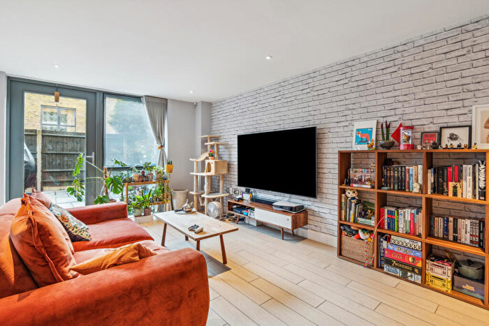 2 Bedroom Flat To Rent In Canalside Square, Angel Wharf, N1