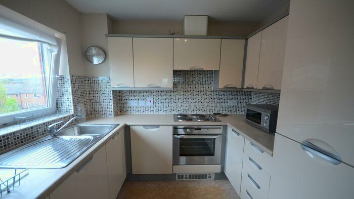 2 Bedroom Apartment To Rent In Meadow Way, Caversham, RG4