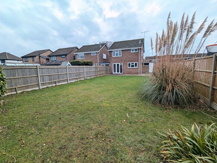 3 Bedroom Link Detached House To Rent In Bolters Road, Horley, RH6