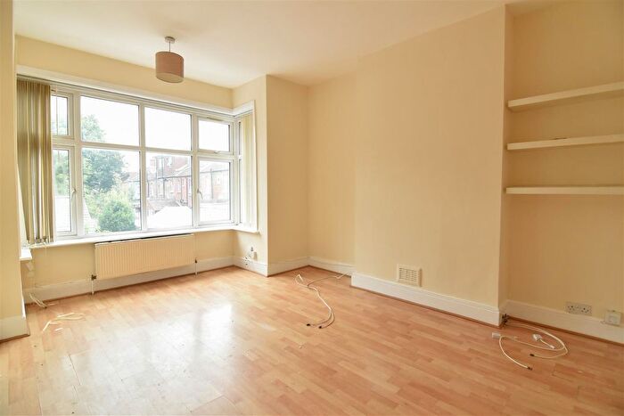 2 Bedroom Flat To Rent In Fairview Road, London, SW16