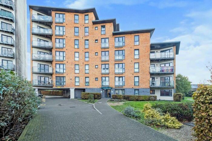 2 Bedroom Flat To Rent In Gateway Court, - Parham Drive, Ilford, London, IG2