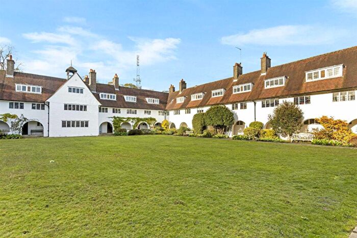 1 Bedroom Flat For Sale In Waterlow Court Heath Close Hampstead Garden Suburb, NW11