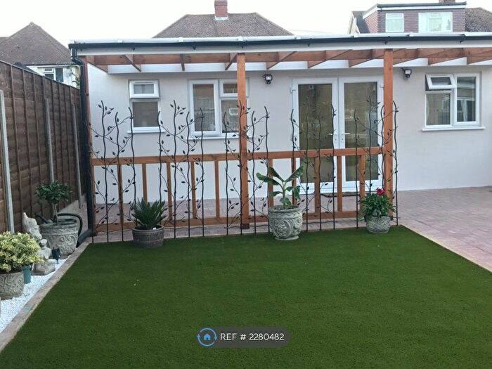 Studio To Rent In Vine Close, West Drayton, UB7