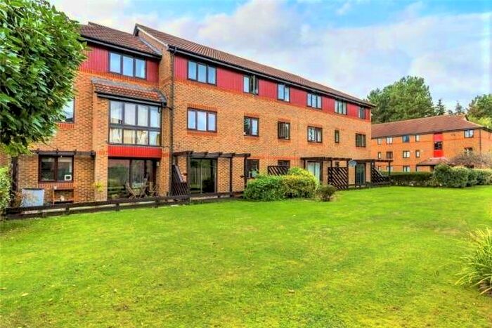 2 Bedroom Flat To Rent In Oakside Court, Horley, RH6
