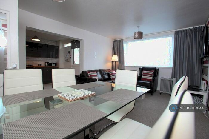 3 Bedroom Maisonette To Rent In Pentland Road, Glasgow, G43