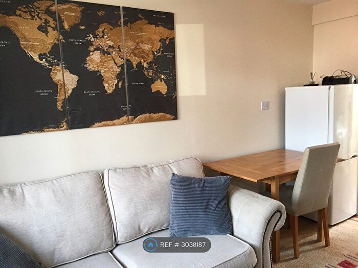 1 Bedroom Flat To Rent In Woodham Lane, Addlestone, KT15