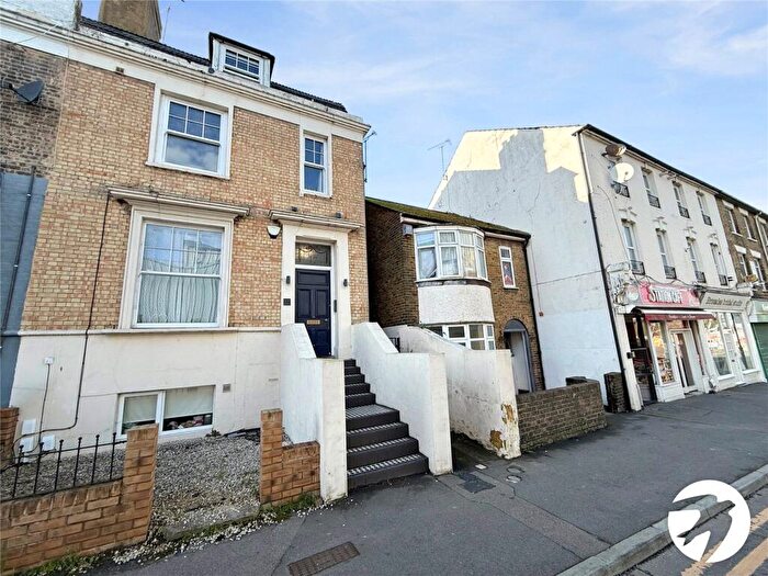 2 Bedroom Flat To Rent In Station Street, Sittingbourne, Kent, ME10