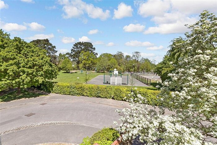 1 Bedroom Flat For Sale In Willow Close, Beare Green, Surrey, RH5