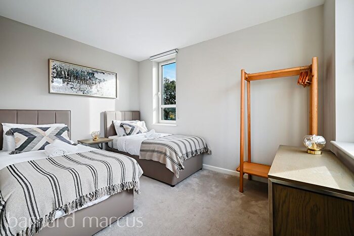 3 Bedroom Flat To Rent In Lyham Road, London, SW2
